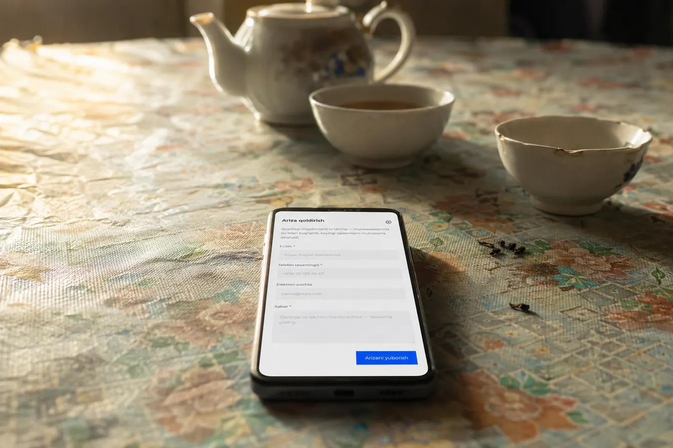 Förfrågan i mobilen, hemma vid bordet